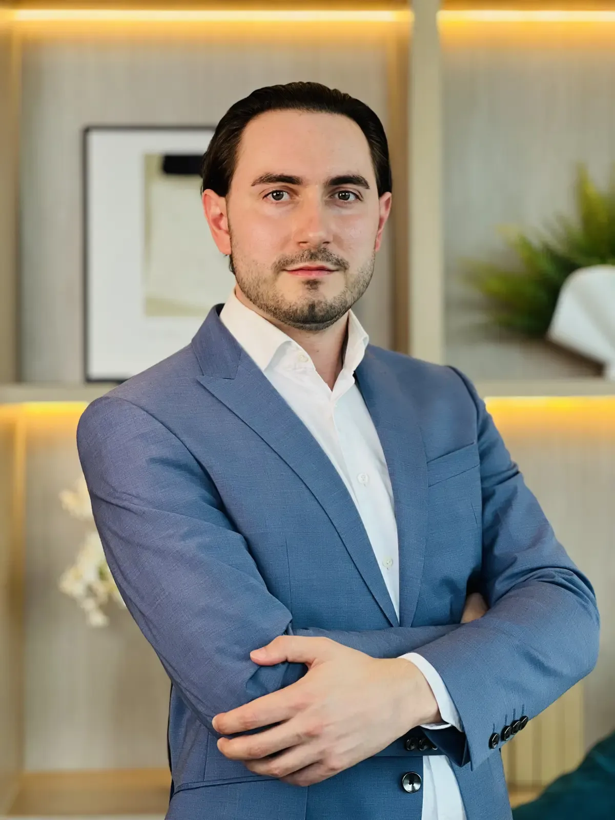 Nicholas-Maximilian Menzel LL.M., Geschäftsführender Partner bei Falkenbrunn, Experte für M&A, KI-Transformation und Strategieberatung.